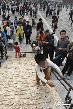 被踩的图片,被踩图片背后的真相与反思